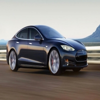 سيارة Tesla S P85D الكهربائية ذاتية القيادة