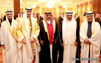 الملك و رئيس الوزراء و نائب رئيس الوزراء و العريس خليفة بن علي